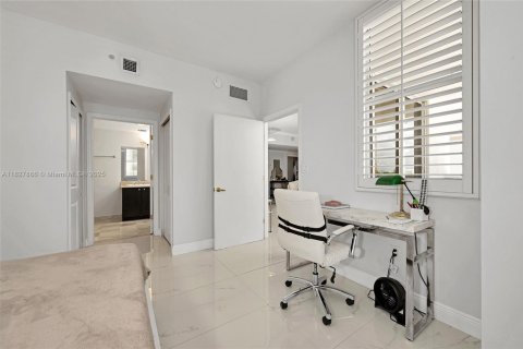 Condo in Coral Gables, Florida, 2 bedrooms  № 1801163 - photo 14