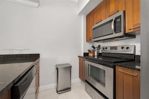 Condo in Coral Gables, Florida, 2 bedrooms  № 1801163 - photo 12