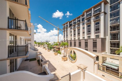 Condo in Coral Gables, Florida, 2 bedrooms  № 1801163 - photo 24