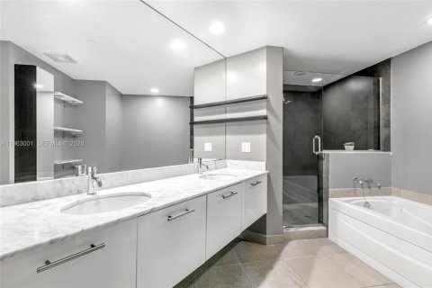 Condo in Miami, Florida, 2 bedrooms  № 2023960 - photo 12