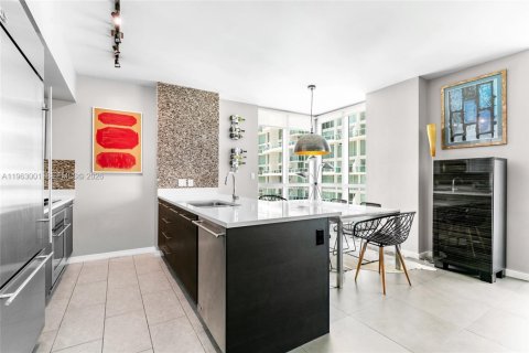 Condo in Miami, Florida, 2 bedrooms  № 2023960 - photo 6