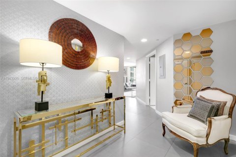 Condo in Miami, Florida, 2 bedrooms  № 2023960 - photo 9