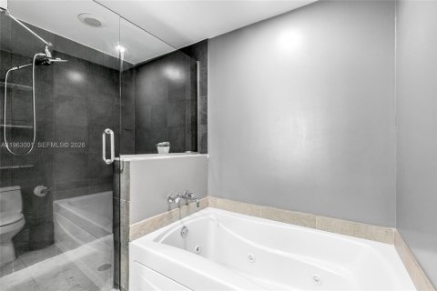 Condo in Miami, Florida, 2 bedrooms  № 2023960 - photo 11