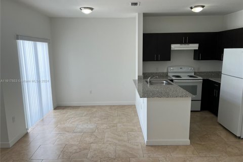 Apartamento en alquiler en Hialeah, Florida, 2 dormitorios, 74.51 m2 № 2054206 - foto 3