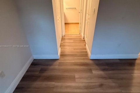 Снять в аренду таунхаус в Пемброк-Пайнс, Флорида 2 спальни, 154.4м2, № 2081089 - фото 4