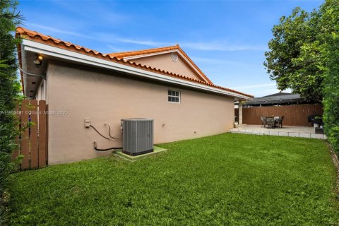 House in Miami, Florida 3 bedrooms, 154.96 sq.m. № 1965444 - photo 27