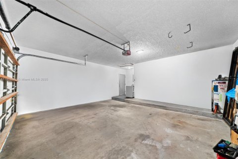 House in Miami, Florida 3 bedrooms, 154.96 sq.m. № 1965444 - photo 23