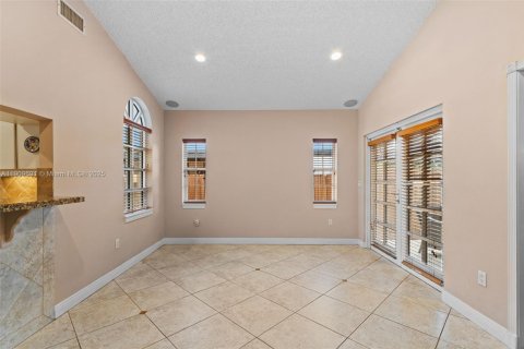 House in Miami, Florida 3 bedrooms, 154.96 sq.m. № 1965444 - photo 9