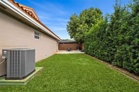 House in Miami, Florida 3 bedrooms, 154.96 sq.m. № 1965444 - photo 28