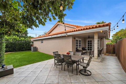 House in Miami, Florida 3 bedrooms, 154.96 sq.m. № 1965444 - photo 30