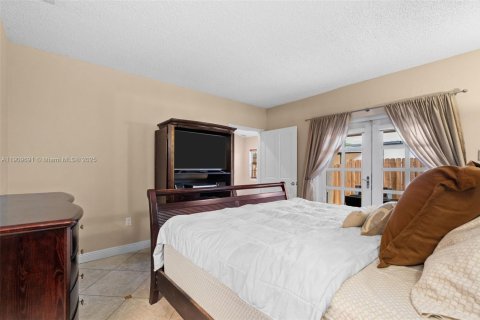 House in Miami, Florida 3 bedrooms, 154.96 sq.m. № 1965444 - photo 13