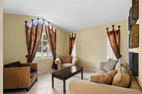 House in Miami, Florida 3 bedrooms, 154.96 sq.m. № 1965444 - photo 4