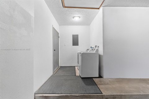 House in Miami, Florida 3 bedrooms, 154.96 sq.m. № 1965444 - photo 24