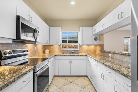 House in Miami, Florida 3 bedrooms, 154.96 sq.m. № 1965444 - photo 7