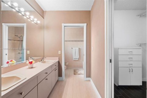 House in Miami, Florida 3 bedrooms, 154.96 sq.m. № 1965444 - photo 15