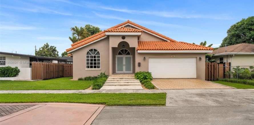 House in Miami, Florida 3 bedrooms, 154.96 sq.m. № 1965444