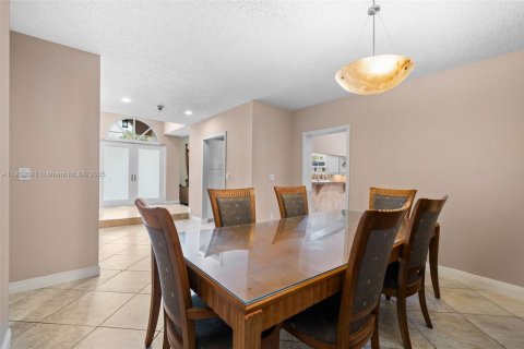 House in Miami, Florida 3 bedrooms, 154.96 sq.m. № 1965444 - photo 5