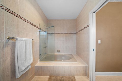 House in Miami, Florida 3 bedrooms, 154.96 sq.m. № 1965444 - photo 16