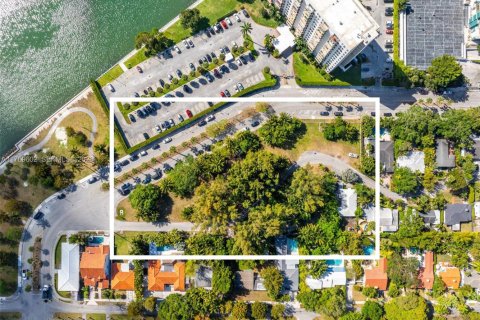 Terreno en venta en Miami, Florida № 2037378 - foto 9