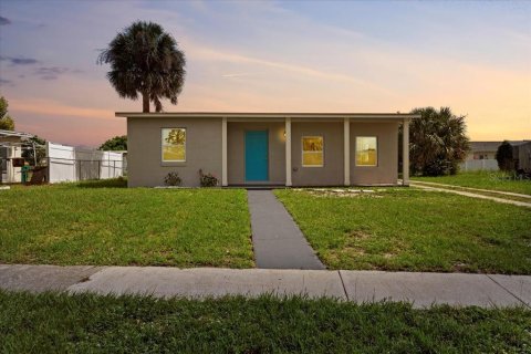 House in Port Charlotte, Florida 3 bedrooms, 97.45 sq.m. № 1778059 - photo 2