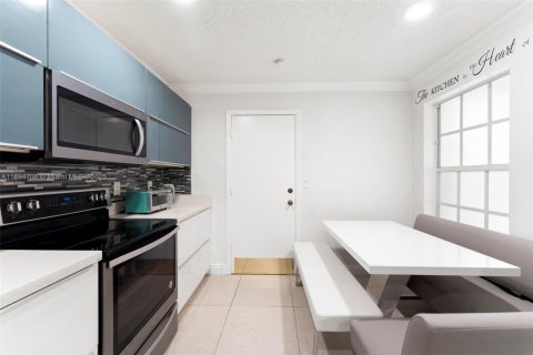 Townhouse in Coral Springs, Florida 3 bedrooms, 134.52 sq.m. № 1948033 - photo 7