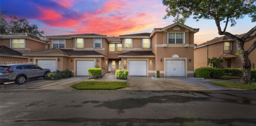 Townhouse in Coral Springs, Florida 3 bedrooms, 134.52 sq.m. № 1948033