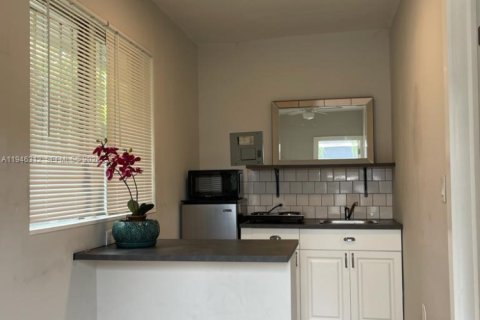 Снять в аренду виллу или дом в Майами, Флорида 1 спальня, 183.02м2, № 2002601 - фото 2