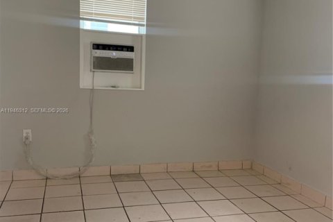 Снять в аренду виллу или дом в Майами, Флорида 1 спальня, 183.02м2, № 2002601 - фото 4