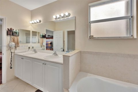 Купить виллу или дом в Хомстед, Флорида 5 спален, 221.01м2, № 1825556 - фото 30