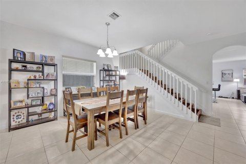 Купить виллу или дом в Хомстед, Флорида 5 спален, 221.01м2, № 1825556 - фото 11