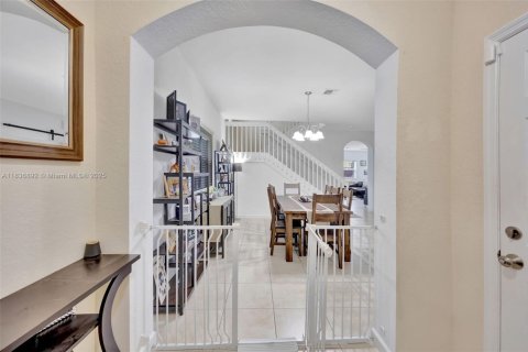 Купить виллу или дом в Хомстед, Флорида 5 спален, 221.01м2, № 1825556 - фото 9