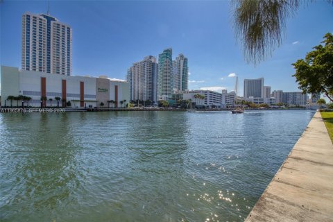 Condominio en venta en Hallandale Beach, Florida, 1 dormitorio, 81.29 m2 № 2027505 - foto 22