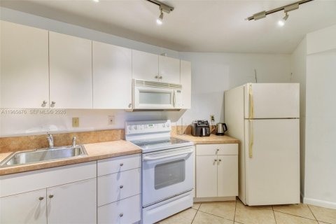 Condominio en venta en Hallandale Beach, Florida, 1 dormitorio, 81.29 m2 № 2027505 - foto 11