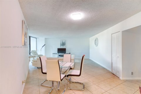Condominio en venta en Hallandale Beach, Florida, 1 dormitorio, 81.29 m2 № 2027505 - foto 2