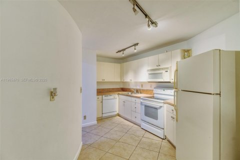 Condominio en venta en Hallandale Beach, Florida, 1 dormitorio, 81.29 m2 № 2027505 - foto 9