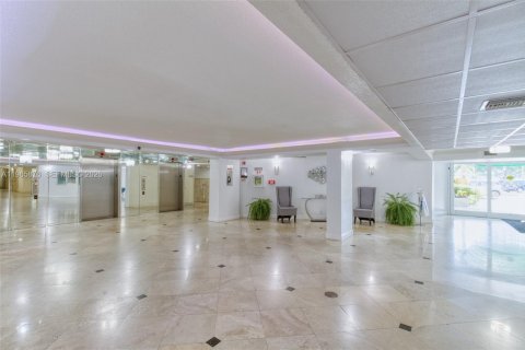 Condominio en venta en Hallandale Beach, Florida, 1 dormitorio, 81.29 m2 № 2027505 - foto 17