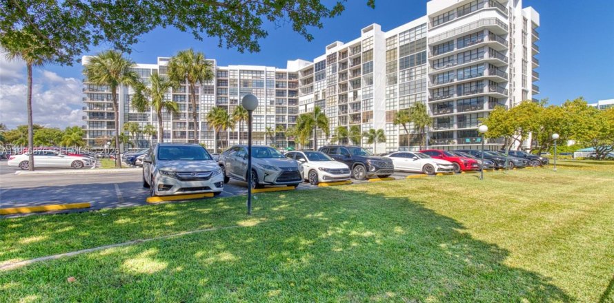 Condominio en Hallandale Beach, Florida, 1 dormitorio  № 2027505
