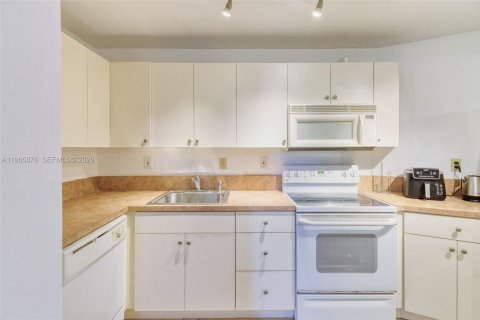 Condominio en venta en Hallandale Beach, Florida, 1 dormitorio, 81.29 m2 № 2027505 - foto 12