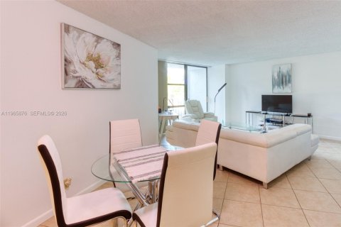 Condominio en venta en Hallandale Beach, Florida, 1 dormitorio, 81.29 m2 № 2027505 - foto 3
