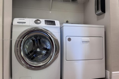 Снять в аренду кондоминиум в Майами, Флорида 2 спальни, 99.87м2, № 2072354 - фото 12