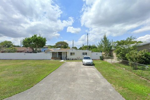 Купить виллу или дом в Палм Спрингс, Флорида 2 спальни, 51.19м2, № 1889068 - фото 1