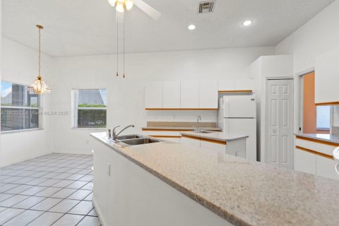 Casa en venta en Homestead, Florida, 4 dormitorios, 220.64 m2 № 1953968 - foto 12