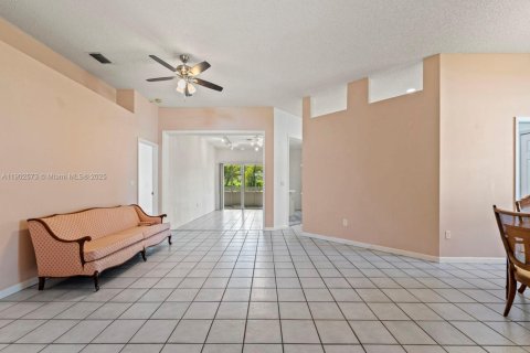 Casa en venta en Homestead, Florida, 4 dormitorios, 220.64 m2 № 1953968 - foto 3