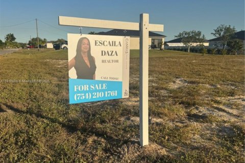 Commercial property in Cape Coral, Florida № 2082523 - photo 2
