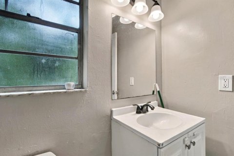 Commercial property in Tampa, Florida 6 bedrooms, 159.33 sq.m. № 2383868 - photo 11