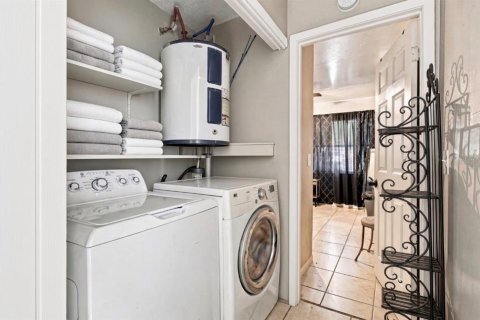 Commercial property in Tampa, Florida 6 bedrooms, 159.33 sq.m. № 2383868 - photo 28