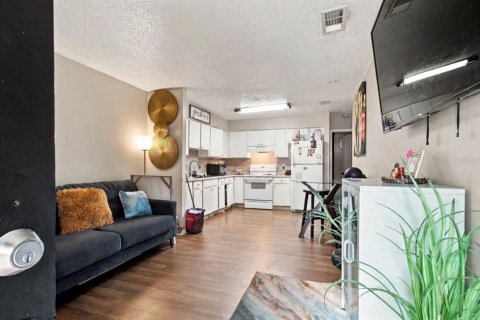 Commercial property in Tampa, Florida 6 bedrooms, 159.33 sq.m. № 2383868 - photo 15