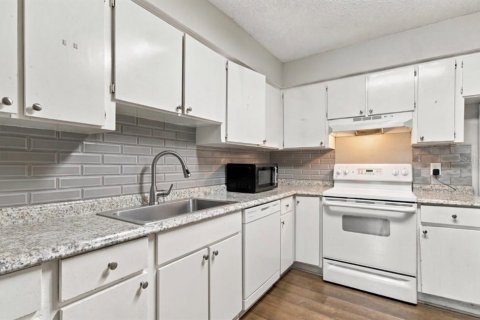 Commercial property in Tampa, Florida 6 bedrooms, 159.33 sq.m. № 2383868 - photo 22