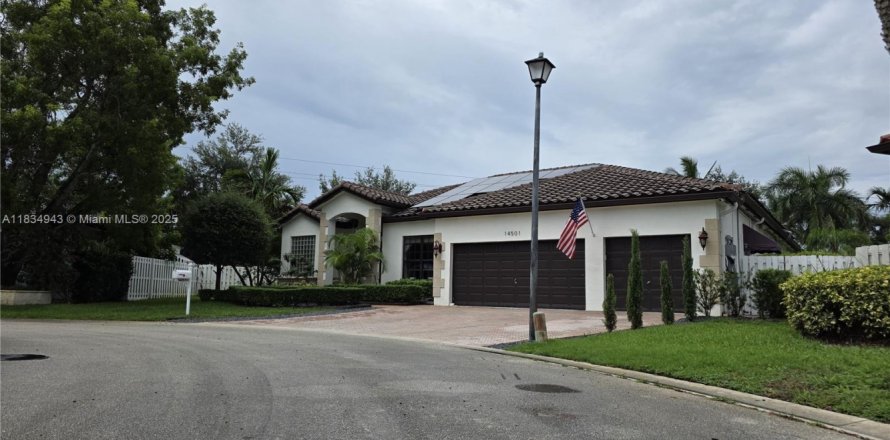 House in Miramar, Florida 5 bedrooms, 269.51 sq.m. № 1817654