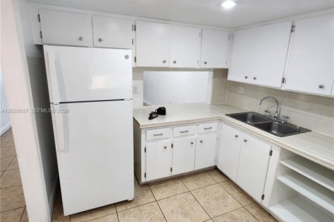 Condo in Miami, Florida, 2 bedrooms  № 2086669 - photo 9